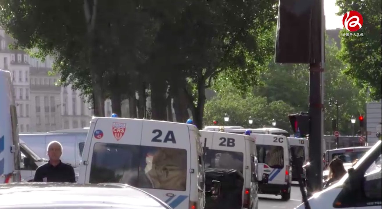 巴黎圣母院警察遭袭击 - JT 07/06/2017 : Attaque au marteau à Notre-Dame de Paris