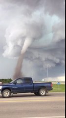 Formation d'une énorme tornade sur une autoroute.. FLIPPANT !!