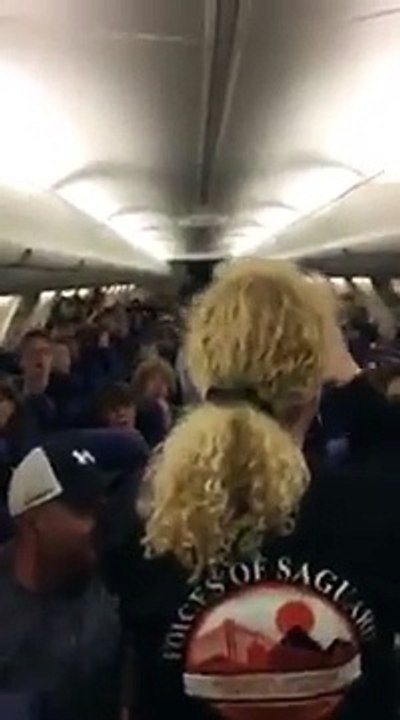 Une chorale chante l'hymne américain dans l'avion.. SILENCE MERDE