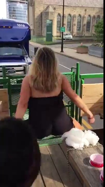 Ivre elle danse sur Beyonce comme une pro ! I'm a single lady...