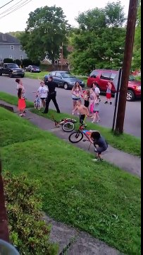 Policier attaqué.. par des enfants et pistolets à eau !