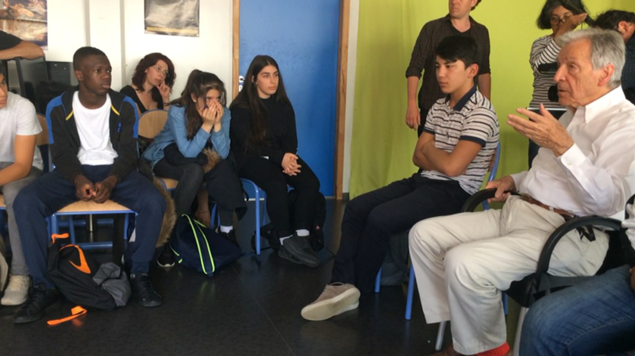 Le réalisateur Costa-Gavras rencontre des collégiens en cinéma