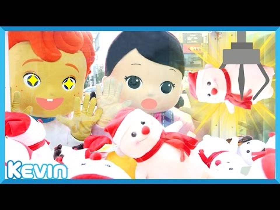 캐빈과 캐리의 인형 뽑기 대결 놀이 l 캐리 앤 플레이