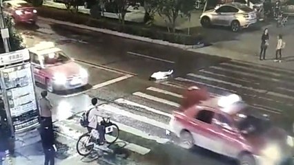 Une femme se fait renverser par deux voitures dans l'indifférence générale (Chine)