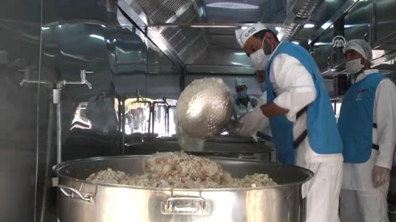 Türk ve Suriyeli Ihtiyaç Sahiplerine Sıcak Yemek