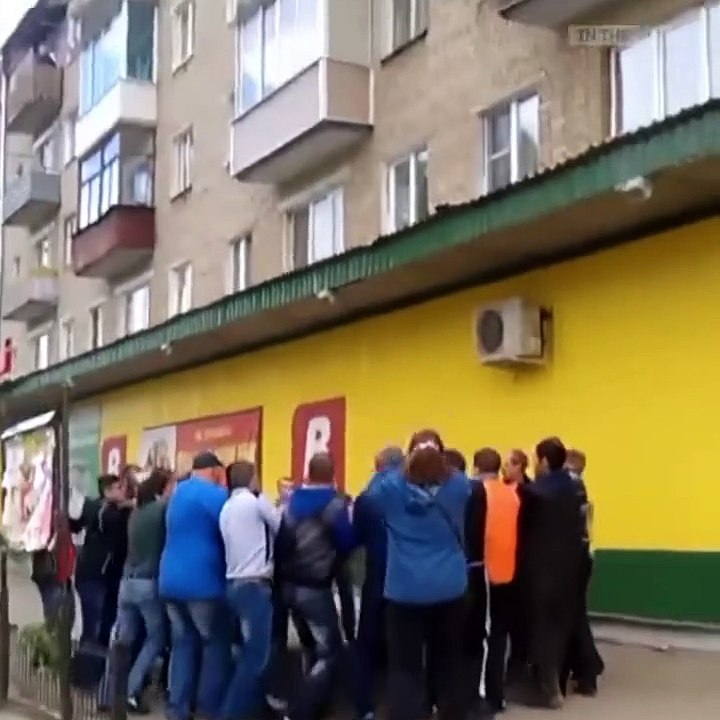 Face à un incendie, un père de famille jette ses enfants par la fenêtre