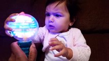 La réaction de ce bébé face à la lumière est hilarante