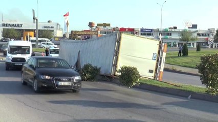 Adana'da Tır Devrildi: 1 Yaralı