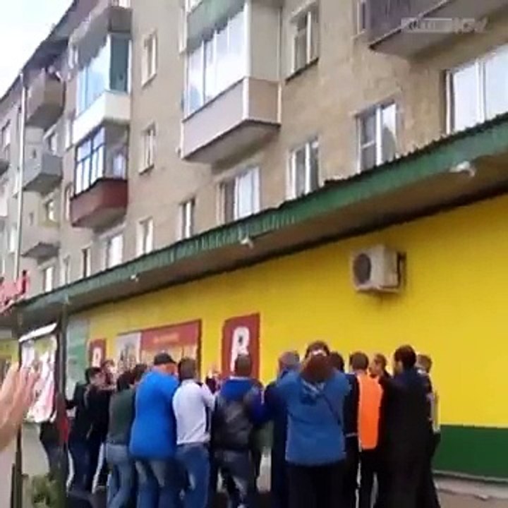 Lancia i figli dal quinto piano e diventa un eroe! Ecco il filmato dei testimoni