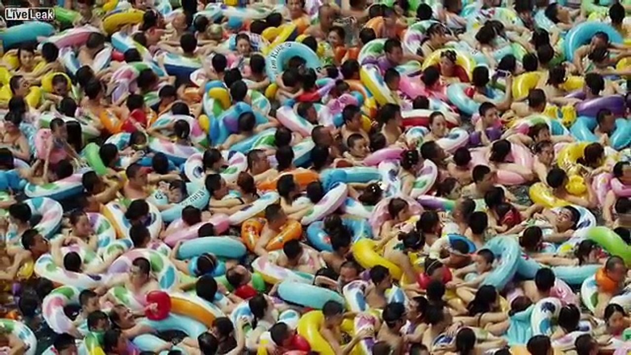 Tutti ammassati in una piscina: una tipica giornata torrida in Cina. Manca l'aria solo a guardare!