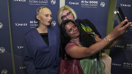 Robot con inteligencia artificial da entrevista en Suiza