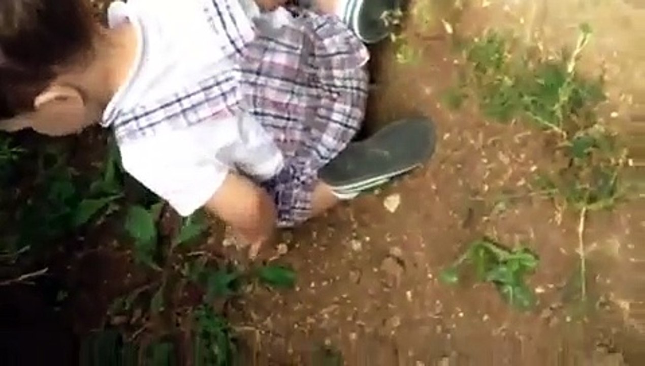 Kediyle Oynayan Komik Bebek