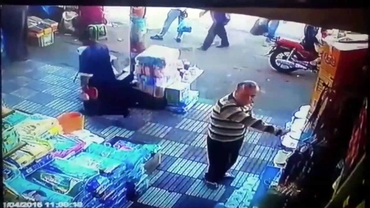 Un Marocain met une main aux fesses de cette femme et il naurait pas du