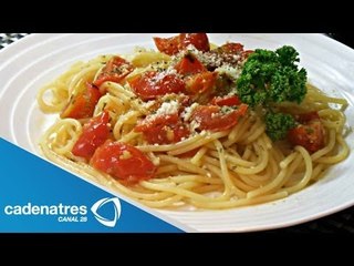 Receta para preparar capellini al pomodoro. Comida italina / Receta italiana