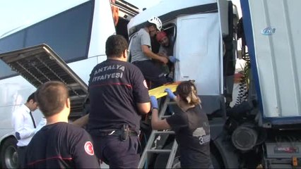 Antalya'da Rus Turistleri Taşıyan Otobüsle Tır Çarpıştı: 6 Yaralı