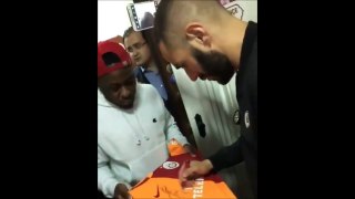 İstanbul'da bulunan Karim Benzema hayranlarının Galatasaray formasını imzalıyor