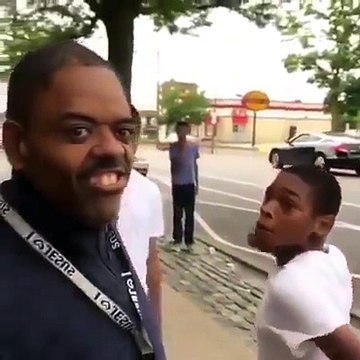 Ces ados débiles frappent un handicapé sans aucune raison