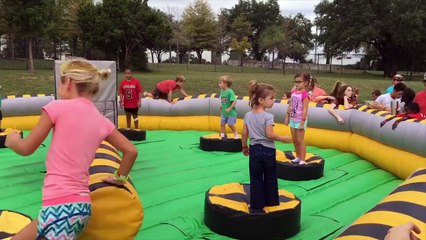 Cette gamine est une future cascadeuse... Elle n'évite pas les obstacles elle les prend de face