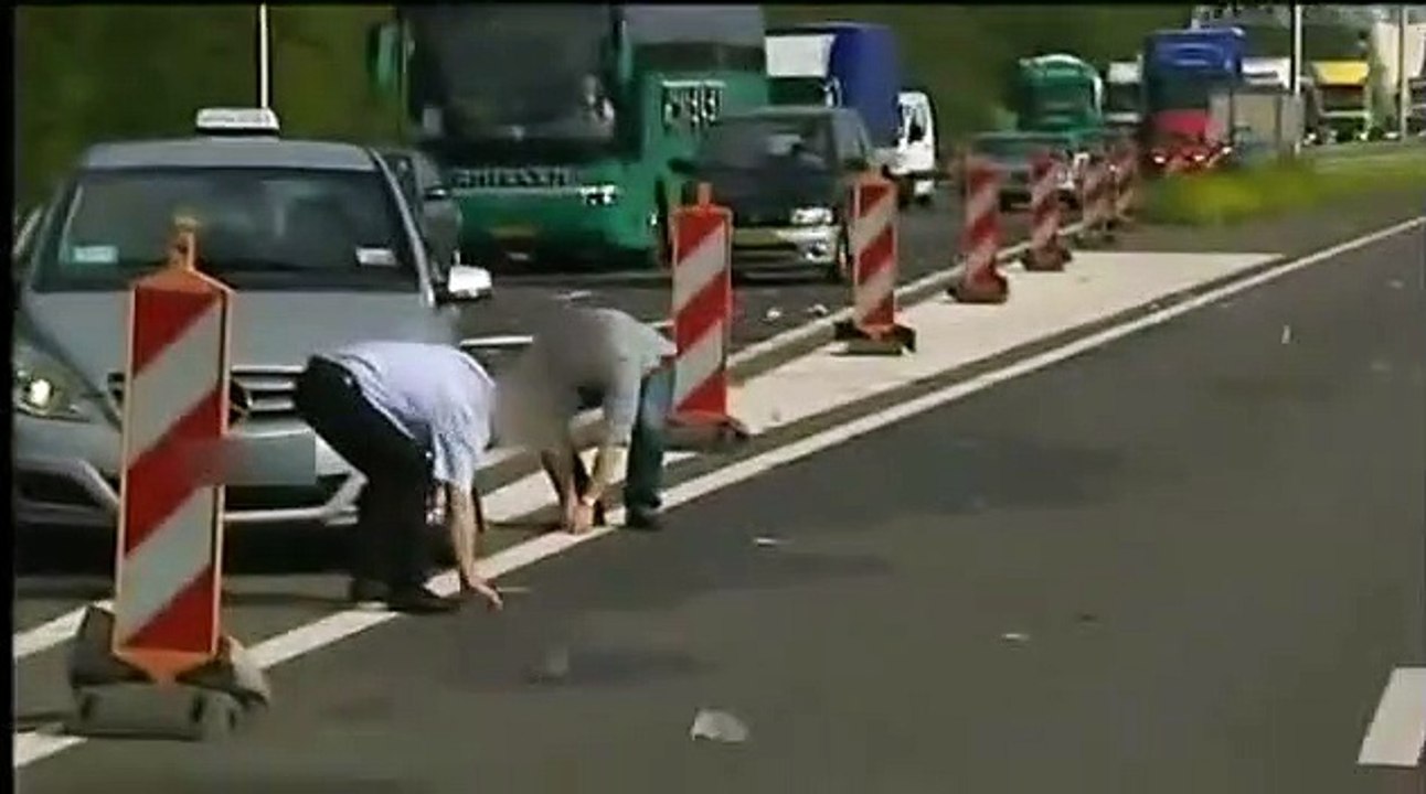 Il pleut des billets sur une autoroute des Pays-bas