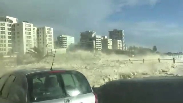 Ils viennent admirer les vagues en pleine tempête et vont se retrouver piégés dans l'écume