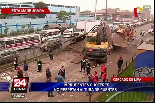 Vehículos pesados ocasionan daños a estructuras de puentes peatonales
