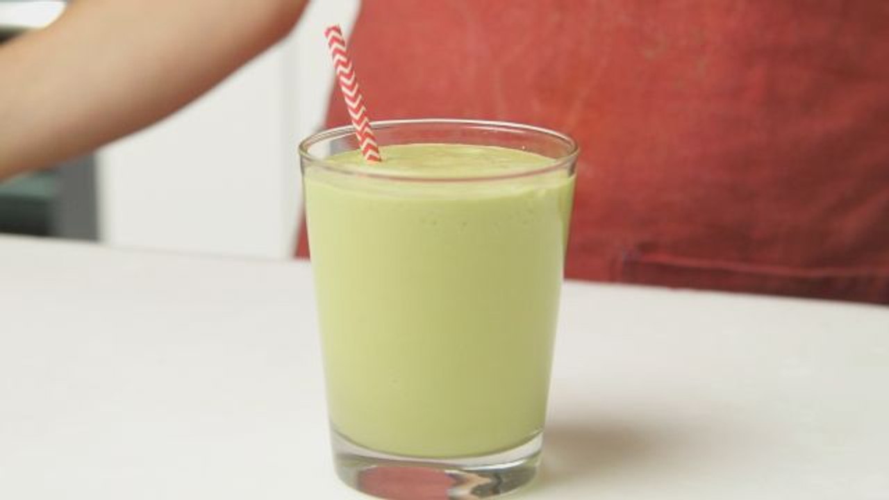 How To Make A Matcha-Mango Smoothie That Woos Taste Buds