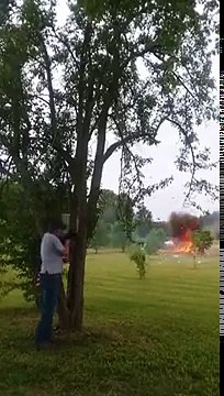 Il tire dans un frigo rempli d'explosifs !