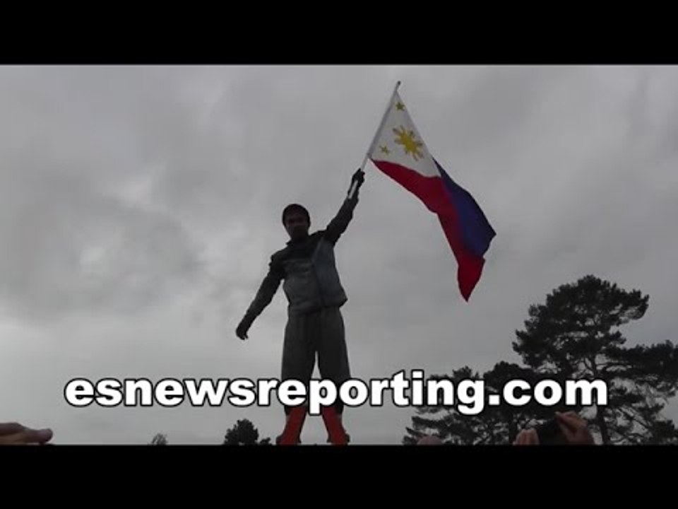 Manny Pacquiao Beast Mode Runs With Philippines Flag - esnews