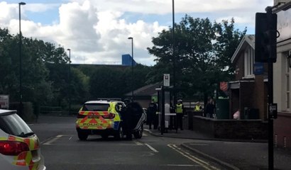 İngiltere'de Bıçaklı Saldırgan, Çok Sayıda Kişiyi Rehin Aldı