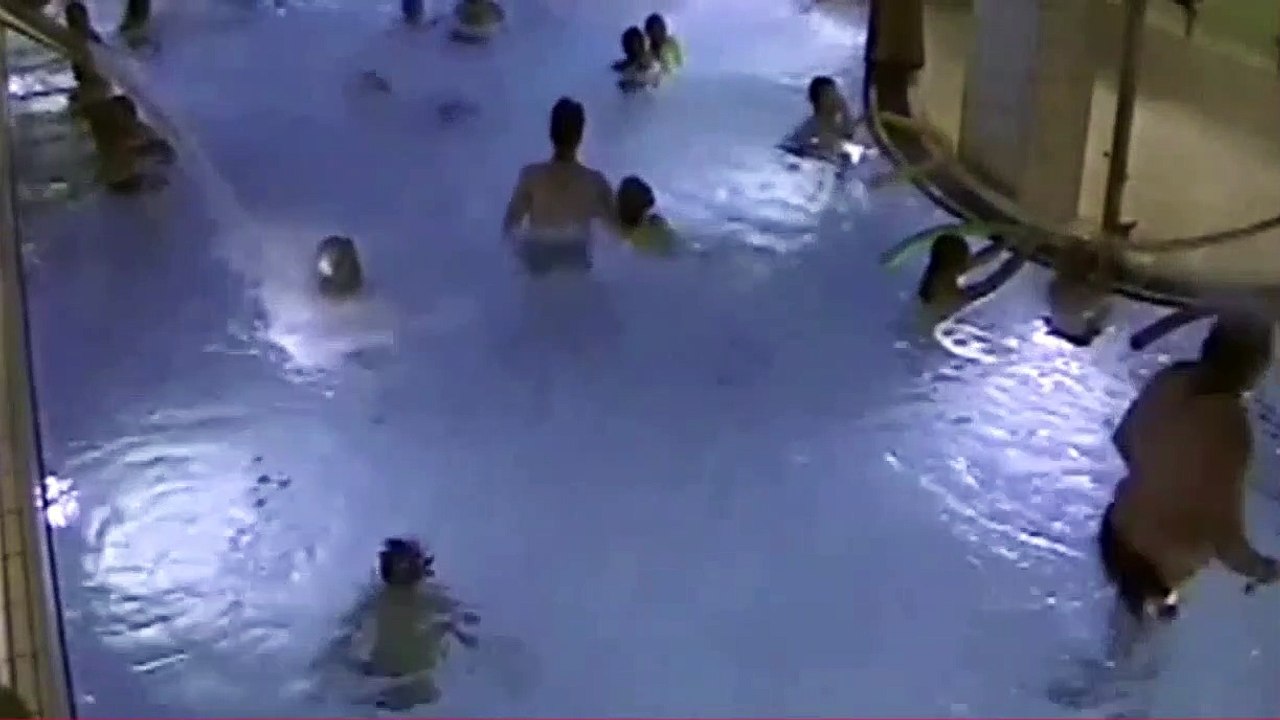 Un garçon se noie dans une piscine et personne ne le voit (Finlande)