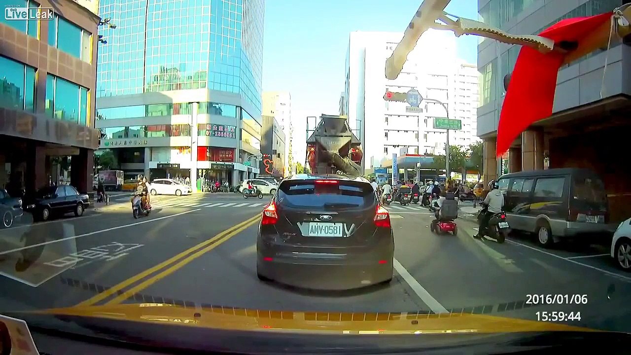 LiveLeak - Man in wheelchair crushed by cement truck