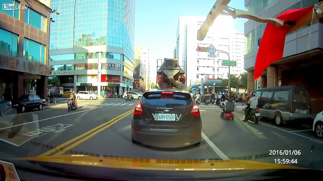 LiveLeak - Man in wheelchair crushed by cement truck