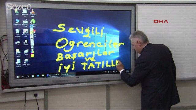 Başbakan Yıldırım öğrencilere karne dağıttı