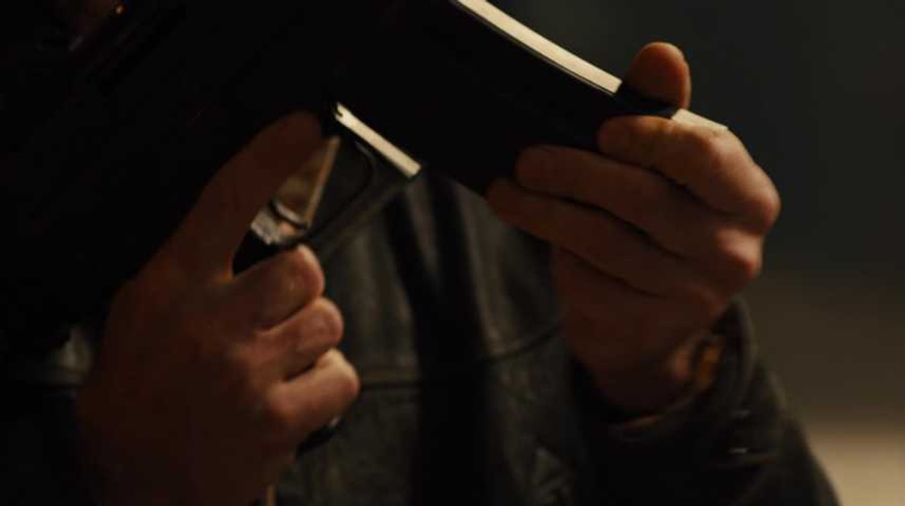 Des flingues et beaucoup de tension dans cet extrait de "Free Fire"