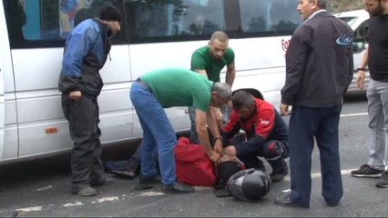 Öğrencileri Taşıyan Servis Minibüsü Motosiklete Çarptı