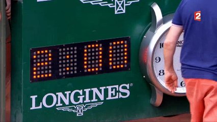 William Leymergie tout souriant dans le public de Roland Garros - Regardez