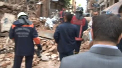 Fatih'te Metruk Bir Bina Çöktü