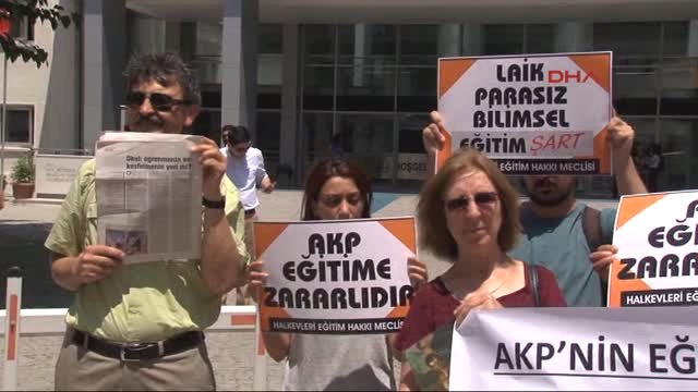 Izmir Milli Eğitim Önünde Eğitim Sistemine Tepki