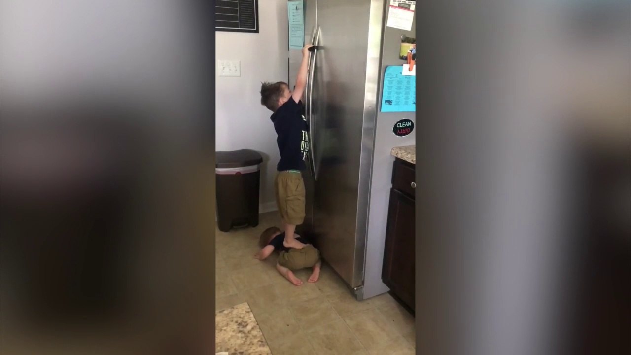 Des gamins pret à tout pour ouvrir le frigo...