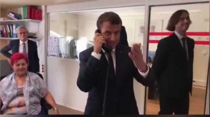 Emmanuel Macron en visite au standard de l’Elysée, il répond au téléphone (vidéo)