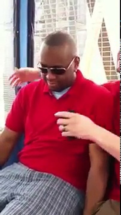 Cet homme panique dans une attraction Mickey toute gentille LOL