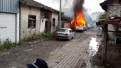 Yanan Araca Müdahale Sırasında Tüp Patladı