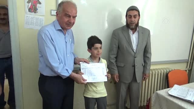 Suriyeli Öğrencilerin Karne Sevinci