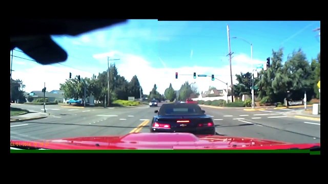 Une Camaro se crashe après avoir tourné trop vite