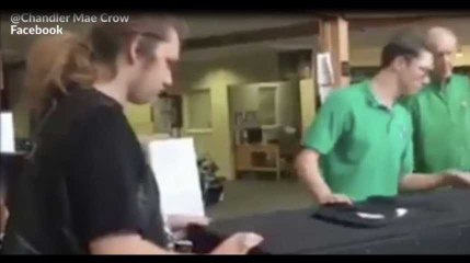 Il reçoit un cadeau de son père décédé et fond en larmes, l’émouvante vidéo