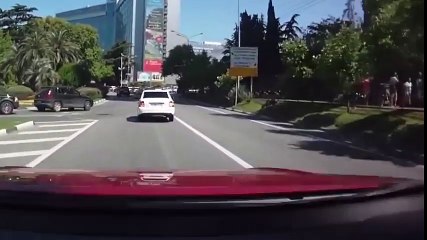 Si conduces y ves esto para: niña cae por el maletero a la calzada