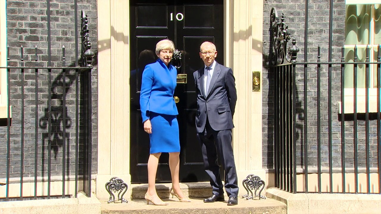 Trotz Niederlage: May will an der Macht bleiben