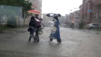 Yollar Nehre Döndü, Kanalizasyon Kapakları Yerinden Çıktı