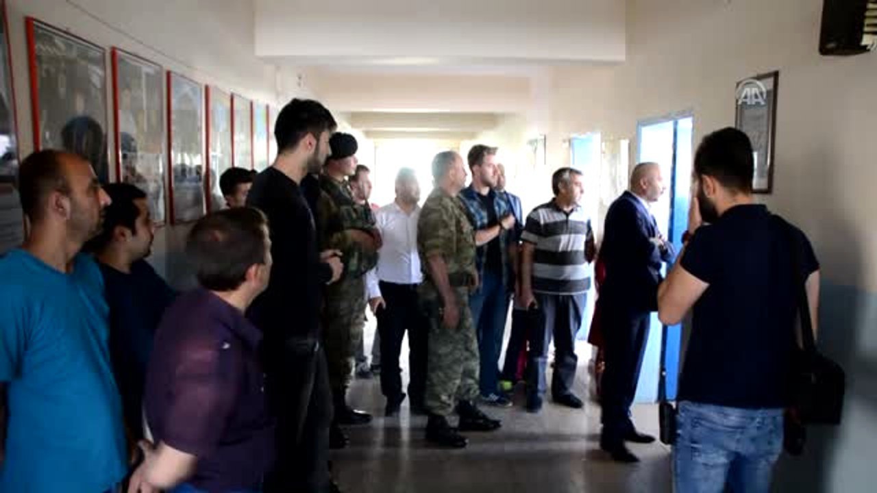 Yüksekova'da Asker ve Polis Karne Dağıttı