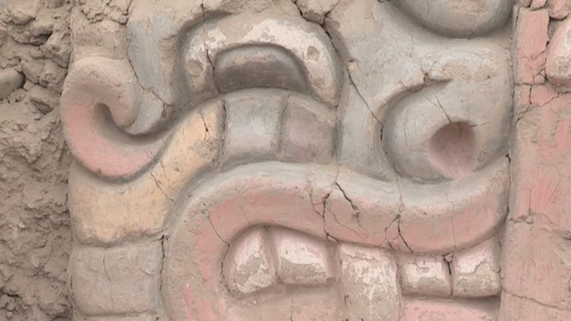 Criaturas mitológicas emergen en milenario templo de Lima